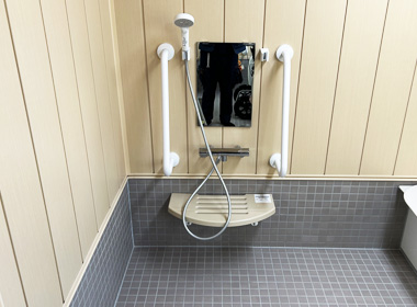 浴室に取り付けられたシャワー付き混合水栓の写真
