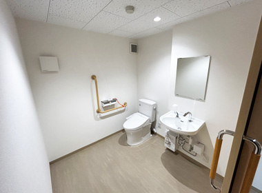 トイレ室内の写真　手すりが付いおり、空間も広く確保されている